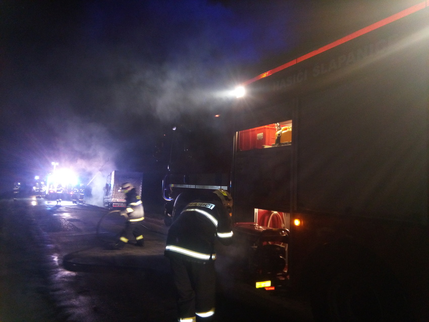 Šlapaničtí hasiči při nedělním požáru náklaďáku